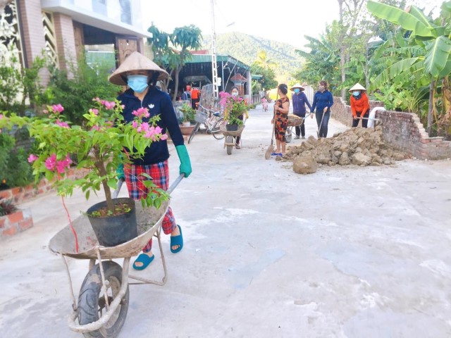 Hội phụ nữ phường xây dựng tuyến đường hoa 
