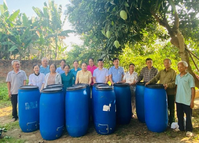 Ra mắt tổ hội nghề nghiệp trồng rau hữu cơ và tập huấn kĩ thuật ủ phân vi sinh tại chi hội nông dân TDP Thuận An
